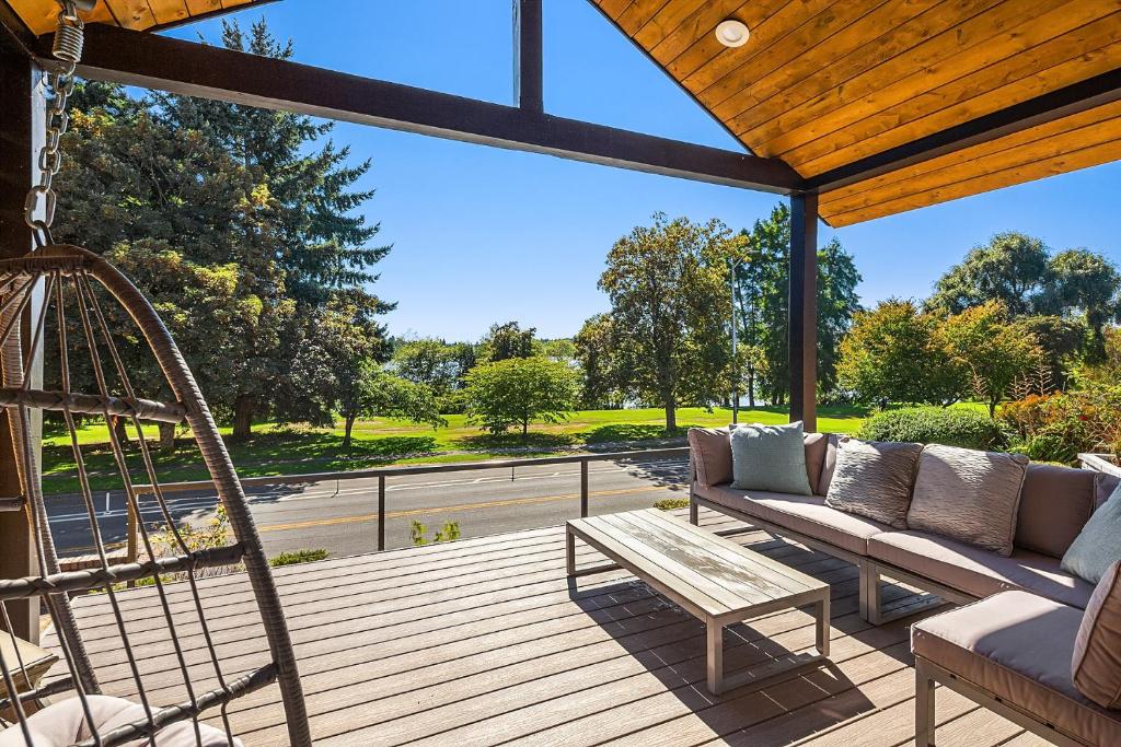 西雅图Green Lakefront Villa的一个带沙发和秋千的门廊