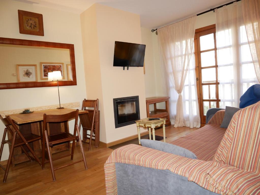 卡尼略Francoli-Vacances Pirinenca的客厅配有沙发和桌子