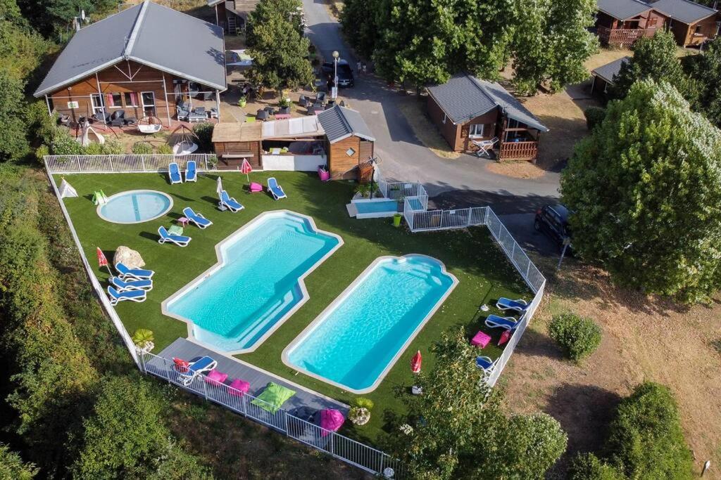 Saint-CirgueCamping Domaine Vallée du Tarn SN的后院的空中景致,设有2个游泳池