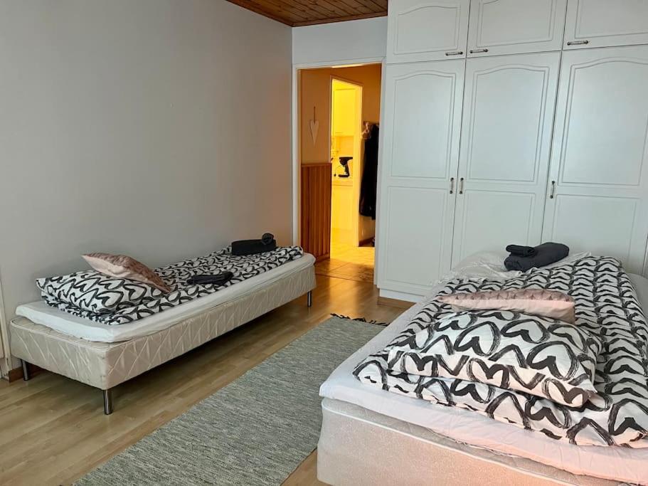 科科拉Apartment Isokatu2的两张睡床彼此相邻,位于一个房间里