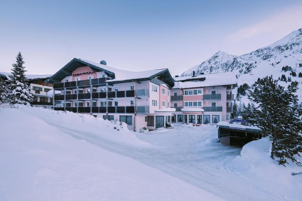 上陶恩蒙大拿酒店的一座大雪楼,背景是群山