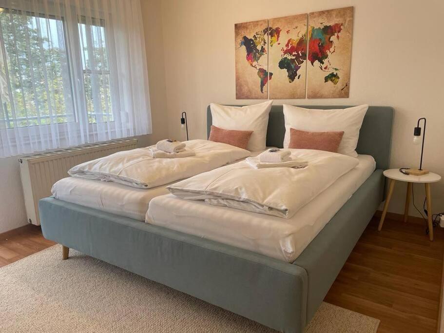 科尔恩韦斯泰姆Appartio: Studio-Appartement am Stadtrand的卧室内的一张大床,配有两个枕头