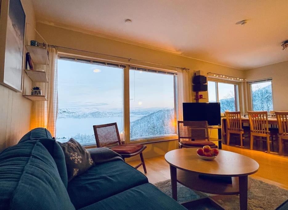 里克斯格伦森Ski in ski out lägenhet med fantastisk utsikt的客厅设有蓝色的沙发和大窗户