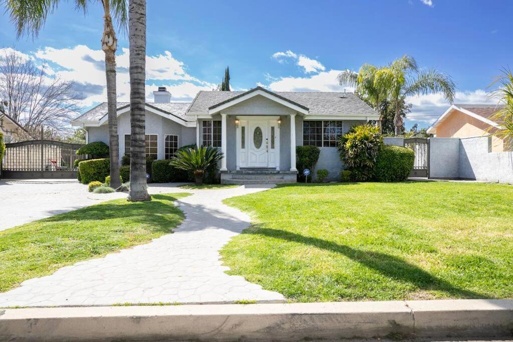 洛杉矶Beautiful Spacious Home的棕榈树和车道的房子