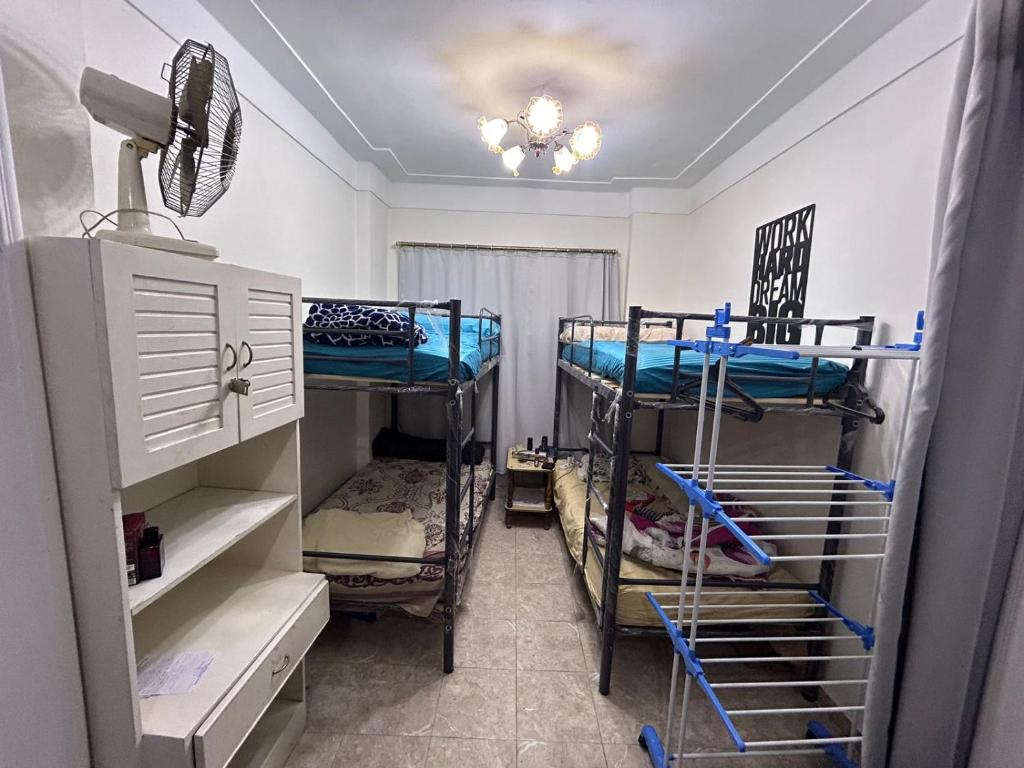 亚历山大Victoria Hostel的客房设有三张双层床和天花板。