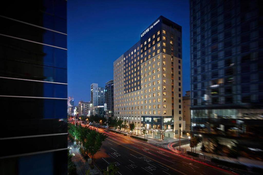 蔚山LOTTE City Hotel Ulsan的城市高层建筑的景观