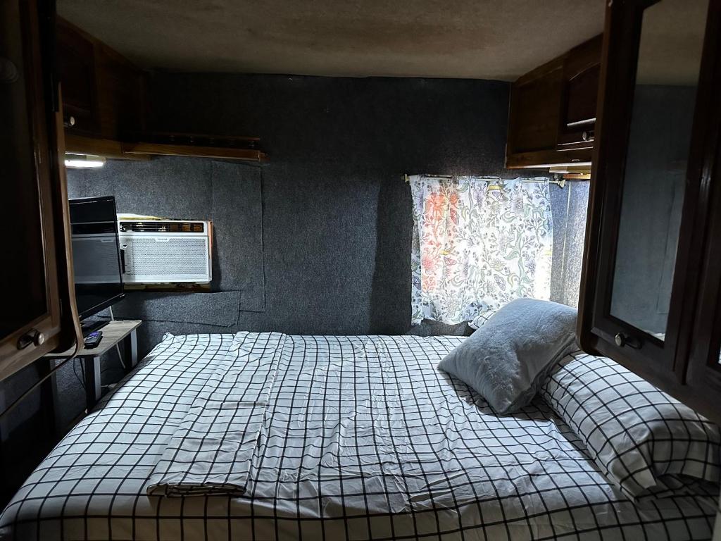 迈阿密Studio Black Castle RV的一间带床的卧室,位于带窗户的房间内
