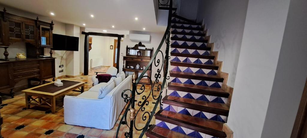 哈恩CASITA ROCIO的客厅位于房子内,设有螺旋楼梯