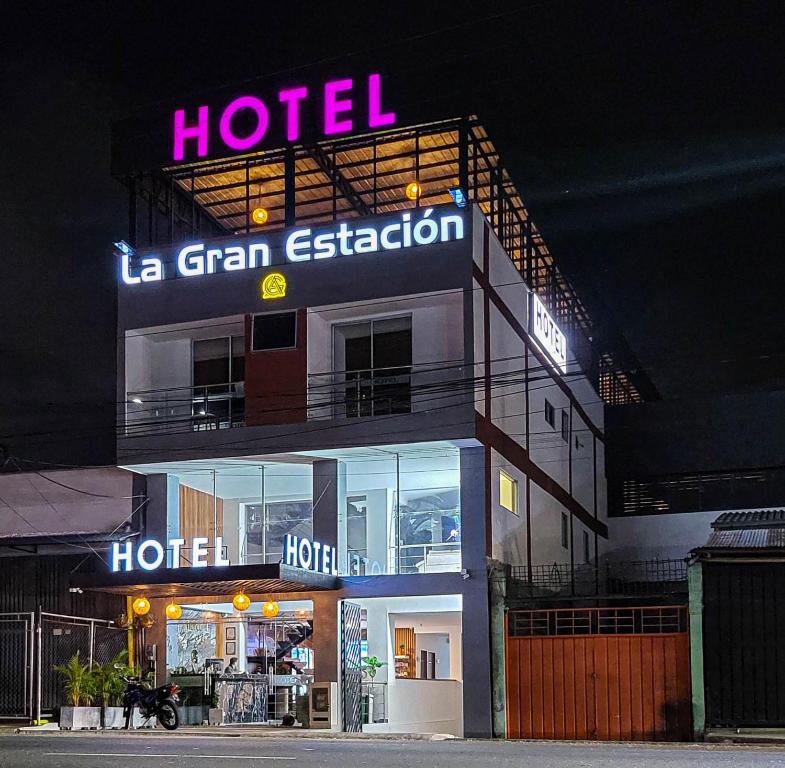 亚美尼亚Hotel La Gran Estaciónag的一家晚上在上面标有标志的酒店