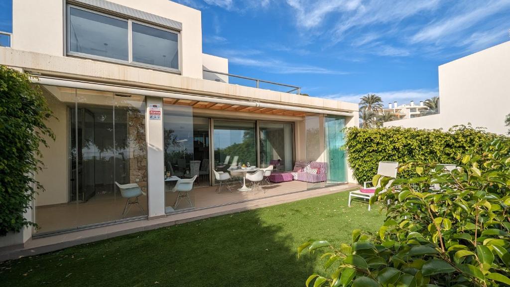 比利亚霍约萨PARADISE beachfront luxury villa的房屋设有1个带桌椅的庭院