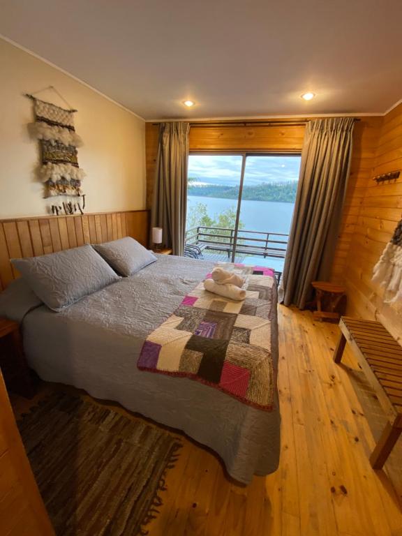 潘吉普伊博尔戈拉福凯恩度假屋的一间卧室设有一张床和一个大窗户