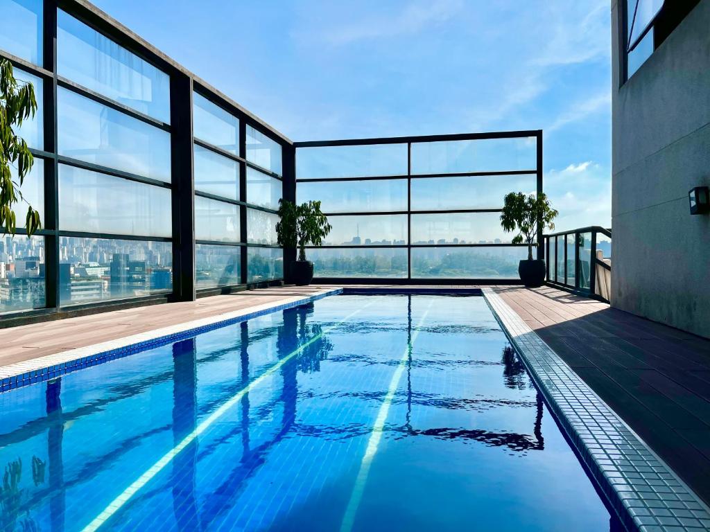 圣保罗Flat duplex com serviço de camareira e enxoval completo - ao lado do parque Ibirapuera的享有大楼景致的游泳池