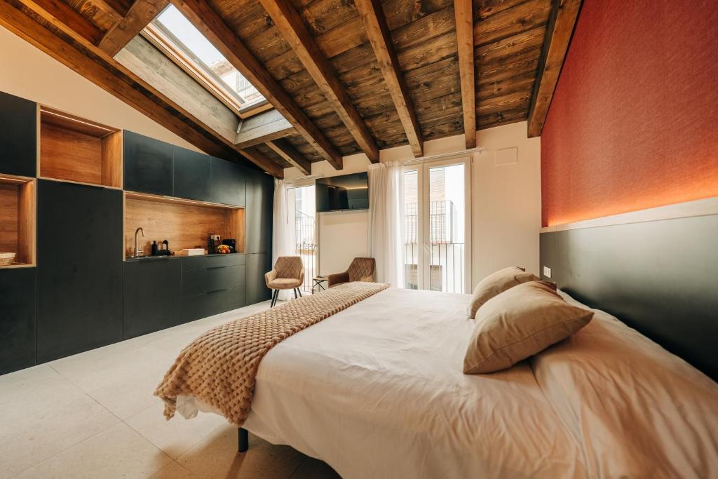 莫雷拉Casa Pelegrí的一间卧室设有一张带木制天花板的大床