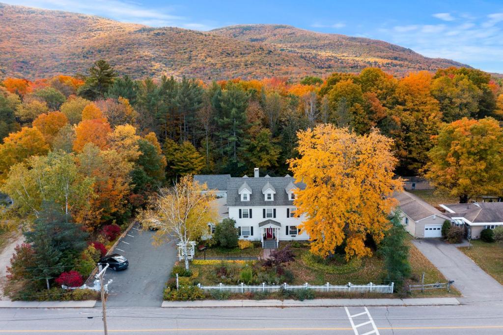 林肯Launchpoint Lodge: Entire Hotel的秋天房屋的空中景观