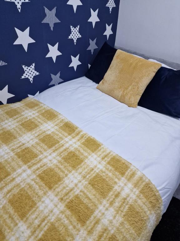 Sheriff HillCosy and Unique Bedroom In Gateshead的床上有铺着铺着地毯的床