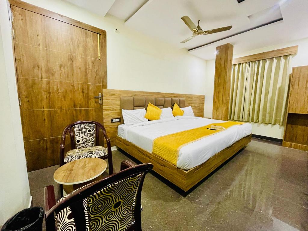 阿格拉Hotel Taj Star by Urban stay的卧室配有一张床和一张桌子及椅子