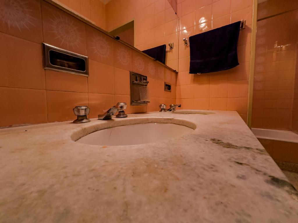 圣米格尔·德·图库玛Rodex Hostel Tucuman的一间带水槽和镜子的浴室