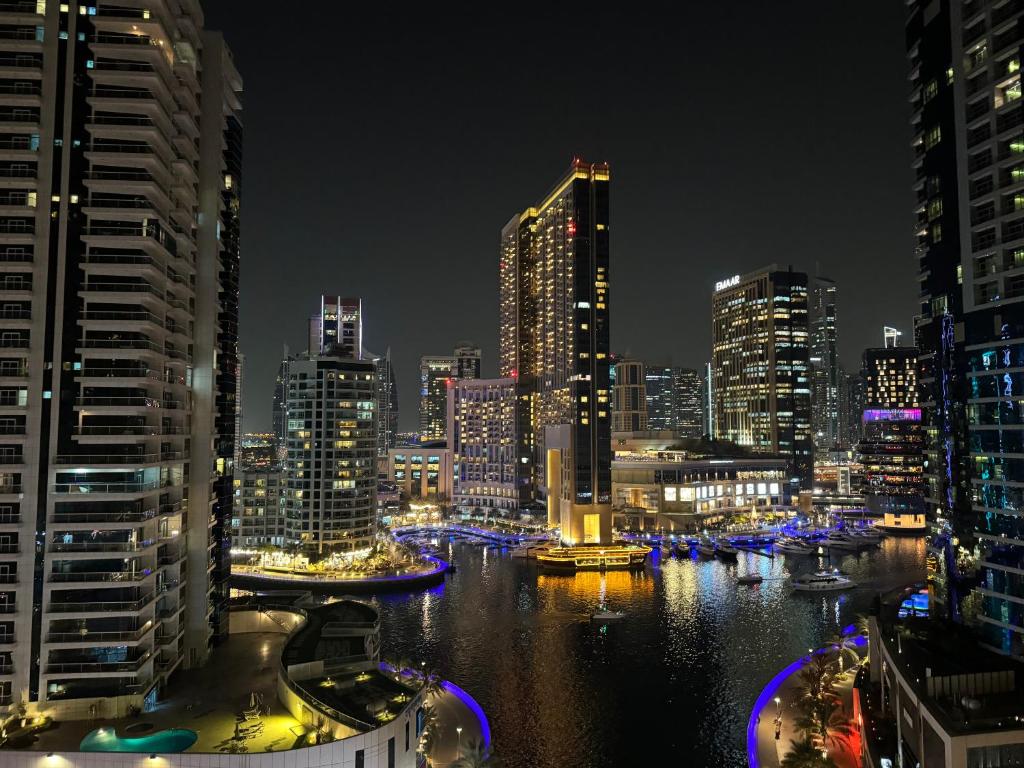 迪拜Living Room JBR的城市天际线,夜晚有河流和建筑