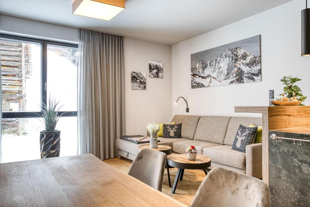 湖城Exklusiv und elegantes Apartment in der Residenz Silvretta inkl Silvretta Premium Summer Card的客厅配有沙发和桌子