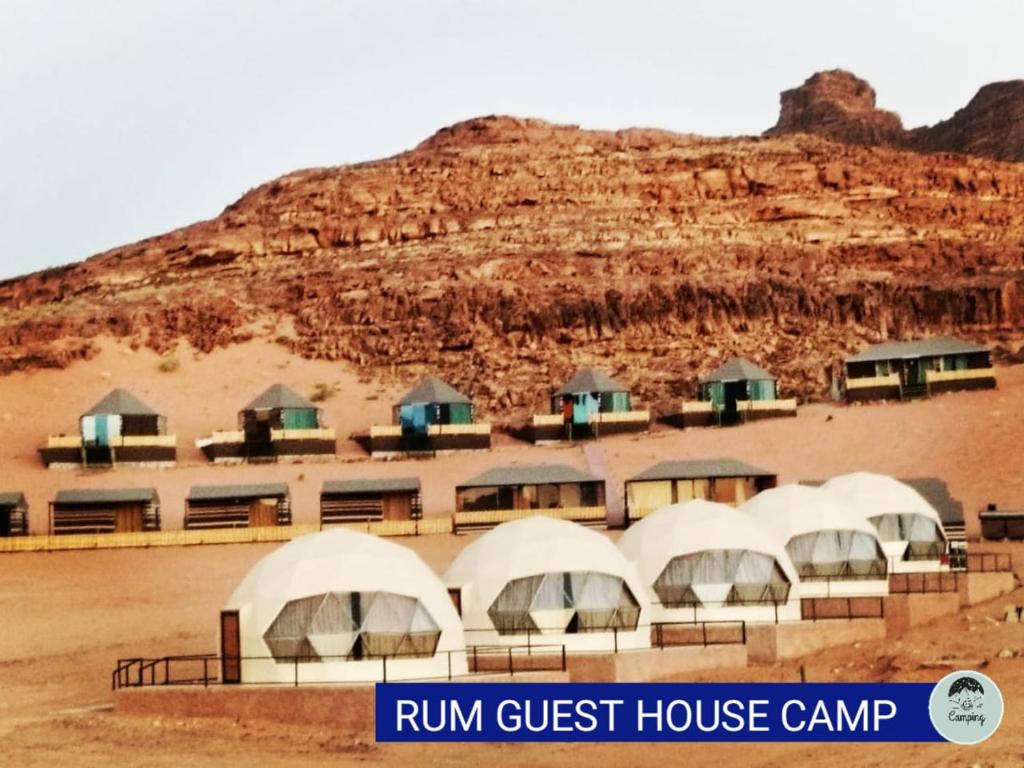 瓦迪拉姆rum guest house的山前有圆顶的建筑