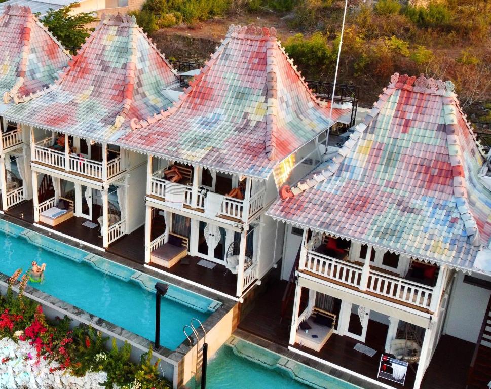 珀尼达岛Mambo Hill Resort的享有房屋空中美景,设有瓷砖屋顶