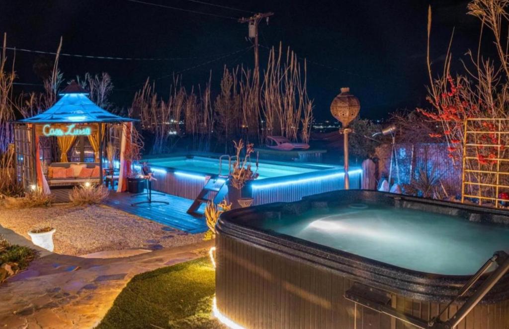 约书亚树Casa Luisa Joshua Tree的游泳池在晚上开放,具有良好的治理效率,高效