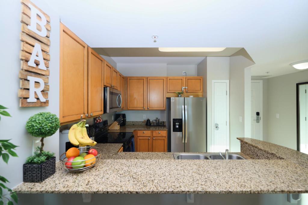 Marvelous 9th Floor Condo Gulf, Pool &amp; Sunset View的厨房或小厨房