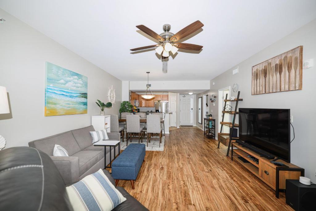 Marvelous 9th Floor Condo Gulf, Pool &amp; Sunset View的休息区