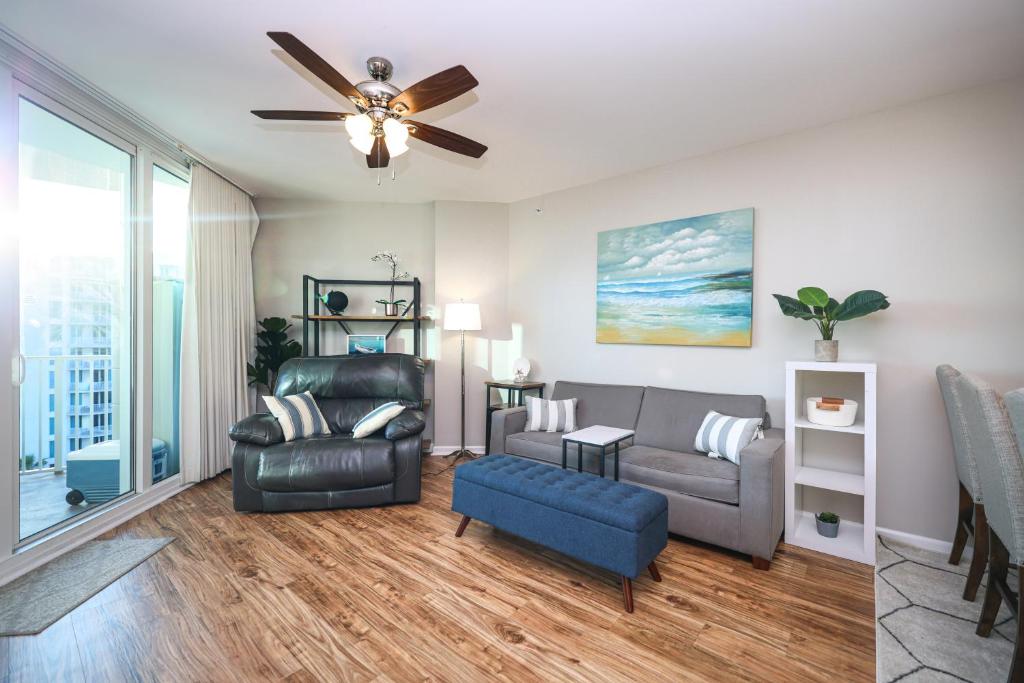 Marvelous 9th Floor Condo Gulf, Pool &amp; Sunset View的休息区