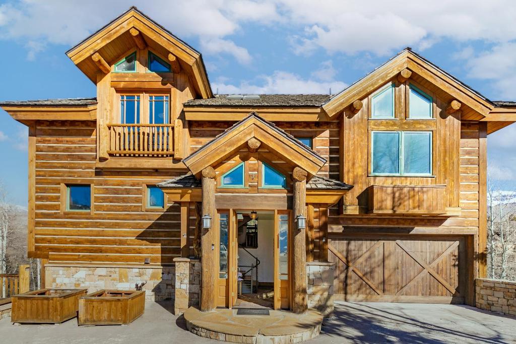 特柳赖德Adams Ranch Retreat by AvantStay Free Shuttle 2 Mountain Village Telluride Ski Resort的小木屋 - 带门廊和阳台