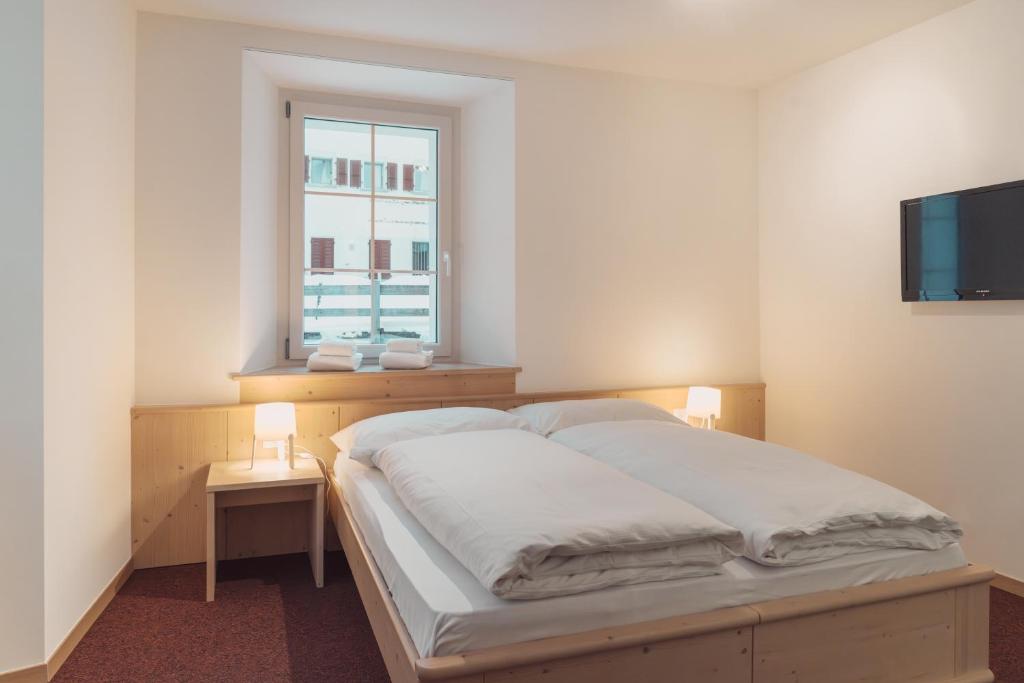 圣贝纳迪诺Lodge Brocco & Posta的一间卧室设有一张大床和一个窗户。