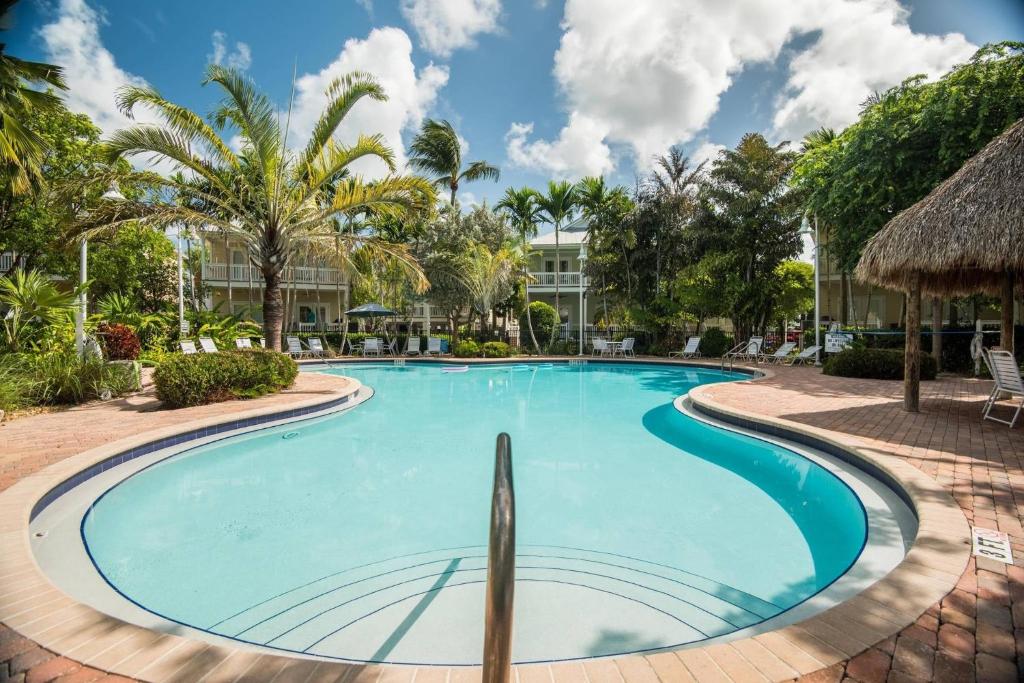 斯托克岛Coral Villa by AvantStay Close 2 DT Key West Shared Pool Month Long Stays Only的一座位于酒店后面的建筑中的游泳池
