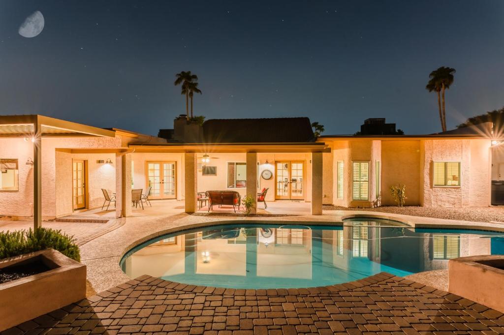 凤凰城Desert Ridge by AvantStay Spacious Oasis w Pool Hot Tub的房屋前的游泳池