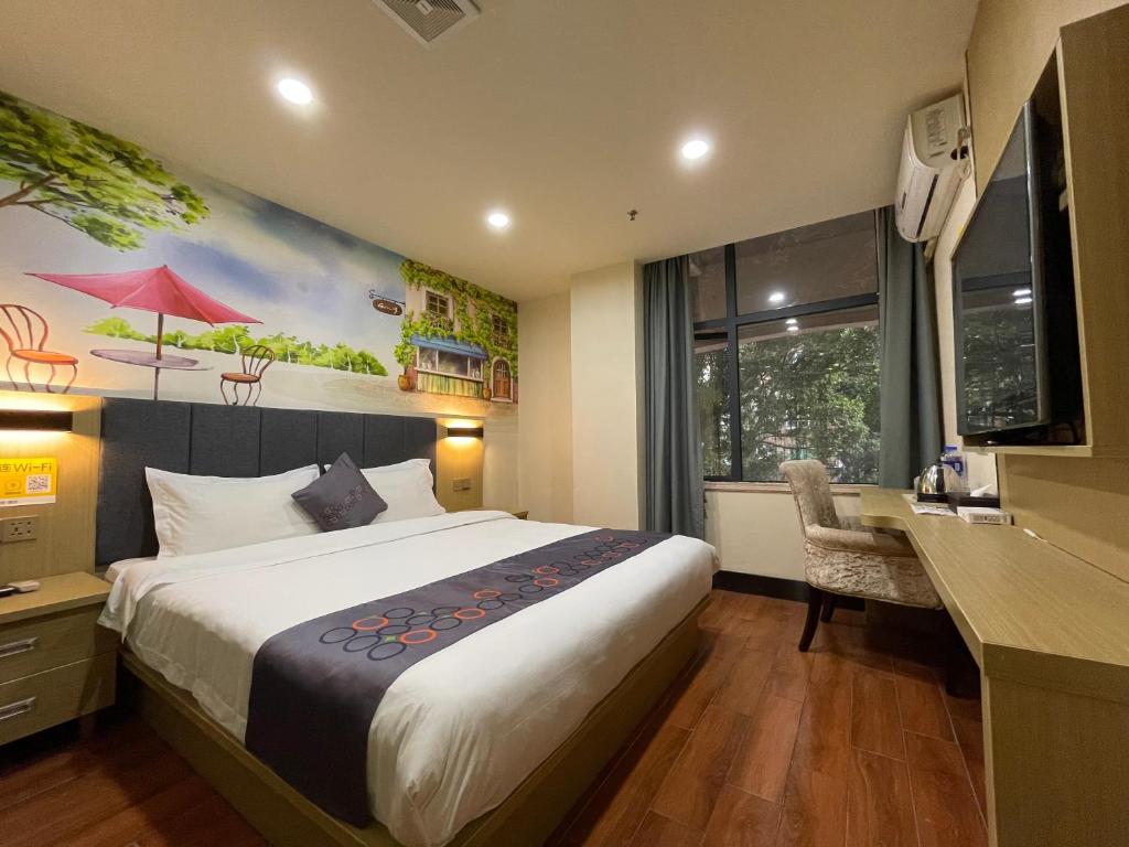 广州亿米酒店广州塔琶洲会展中心店的酒店客房设有一张大床和一张书桌。