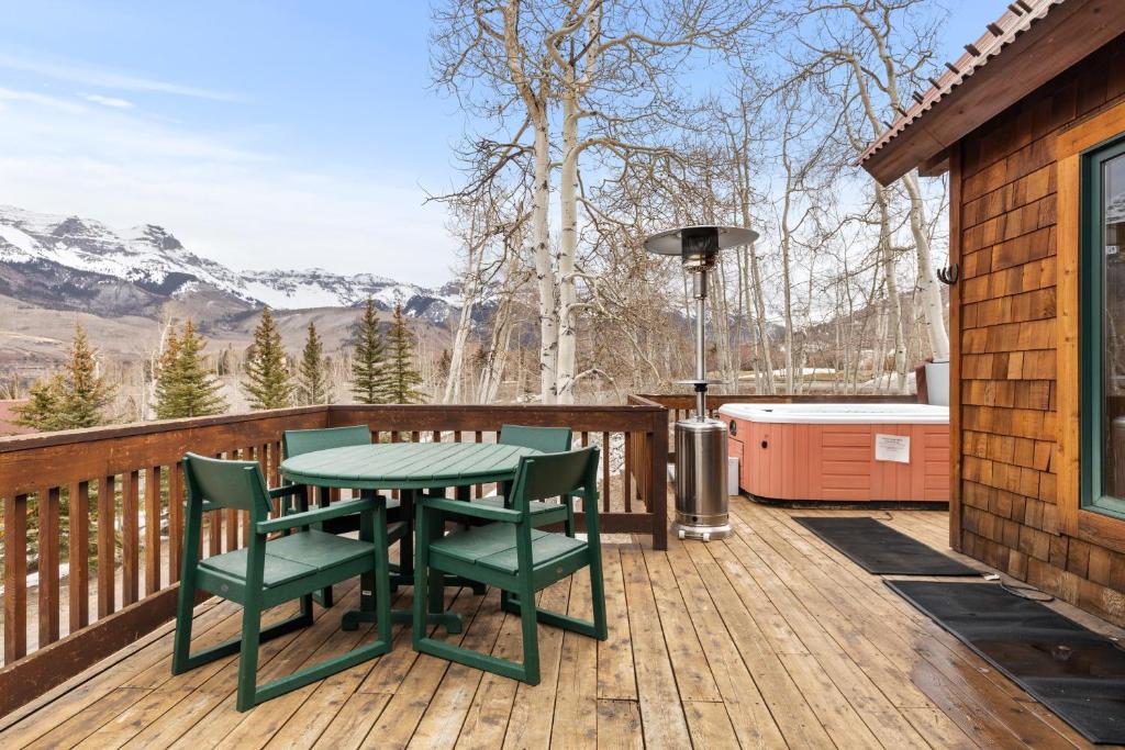特柳赖德Russell Home by AvantStay Expansive Deck Stunning Views Hot Tub的露台设有桌椅