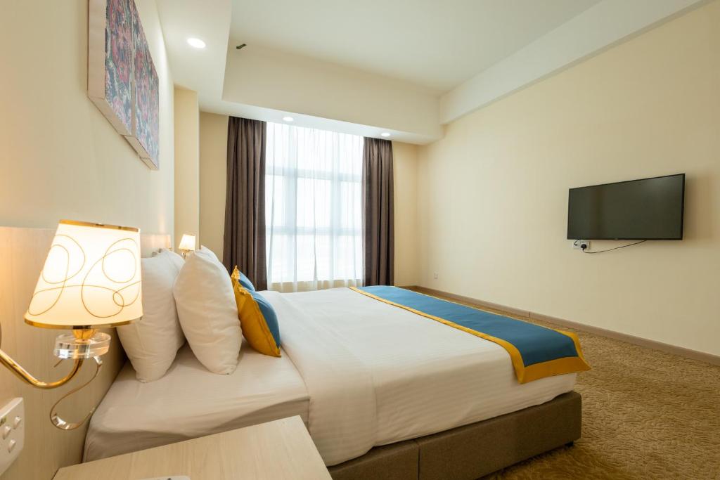 吉隆坡Zecon Hotel HPKK的一间酒店客房,配有一张大床和一台平面电视