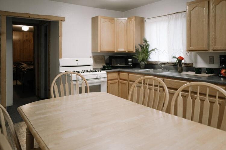大熊湖2403 - Oak Knoll #4 cabin的厨房配有木桌和桌椅