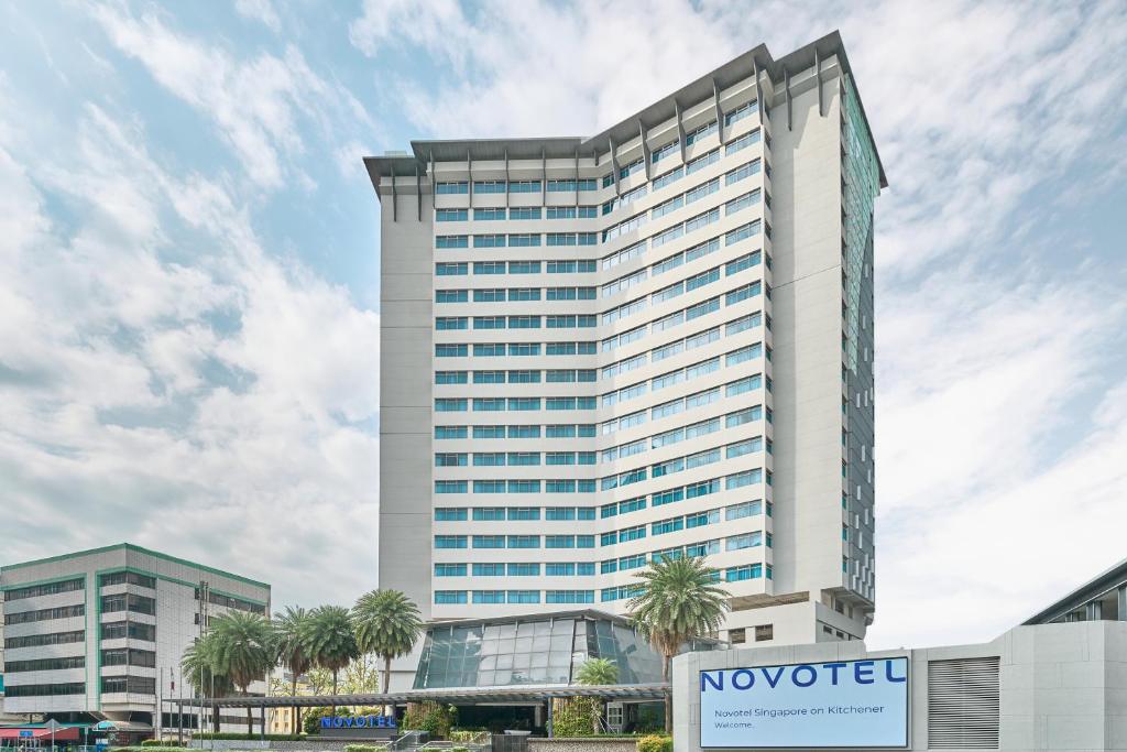 新加坡Novotel Singapore on Kitchener的前面有标志的高楼