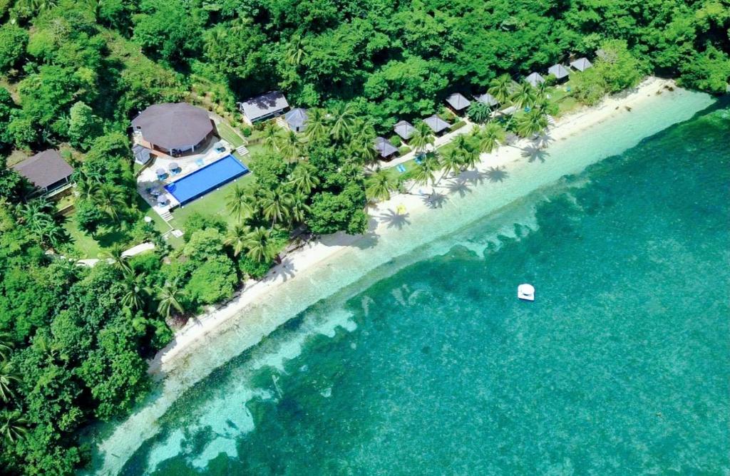 BuruangaTuburan Cove Beach Resort的海滩上的度假村的空中景观