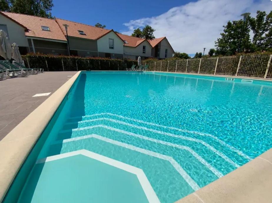 波尔尼谢Maison 6 personnes avec terrasse, piscines et sauna的一座蓝色的游泳池