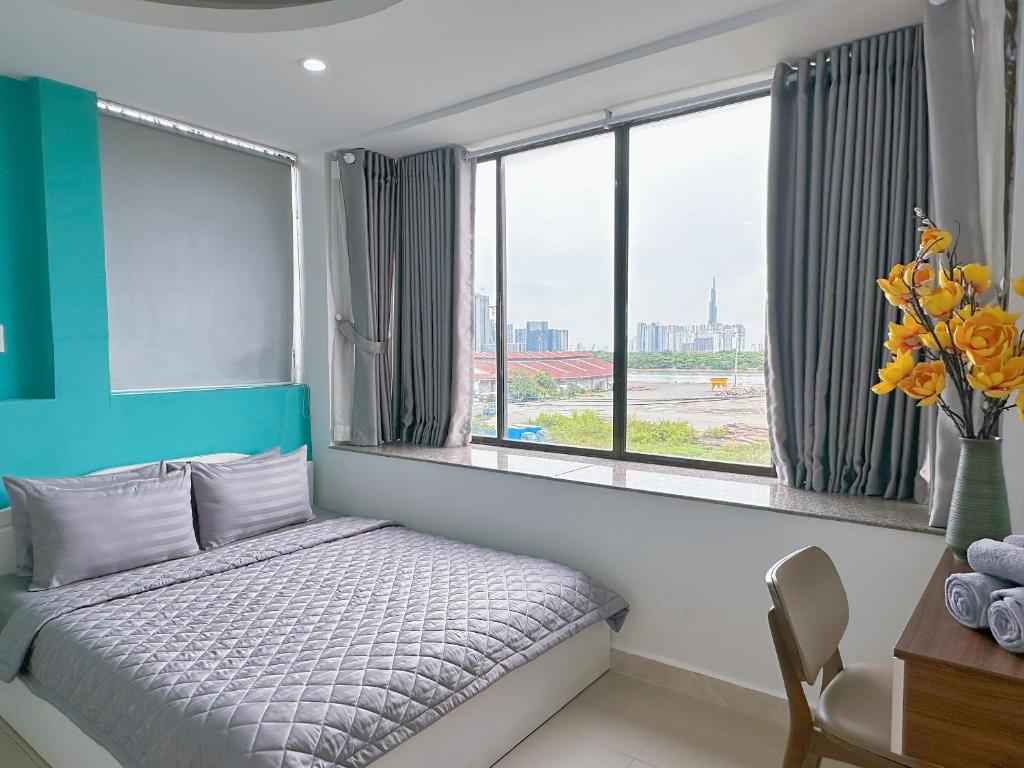 胡志明市Thắng Hà Hotel的一间卧室设有一张床和一个窗口