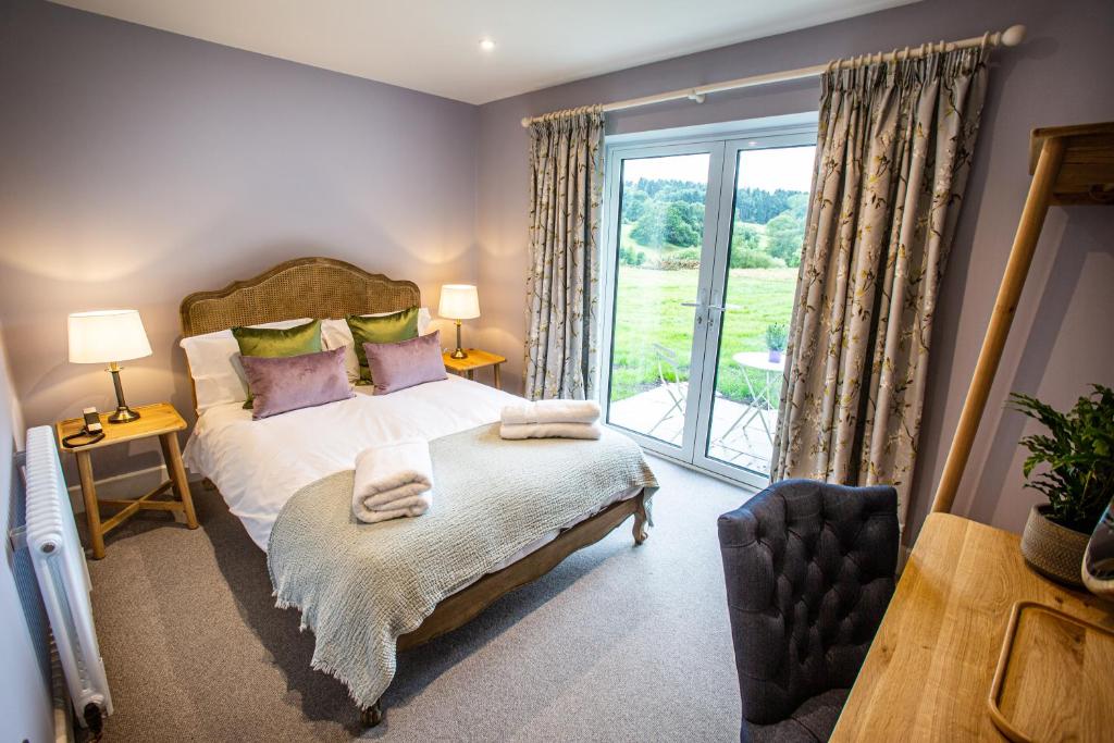 Upper ArleyThe Grange的一间卧室设有一张床和一个大窗户