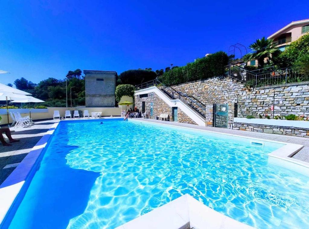 迪亚诺卡斯泰洛Casa Ulivo con Piscina的蓝色海水大型游泳池