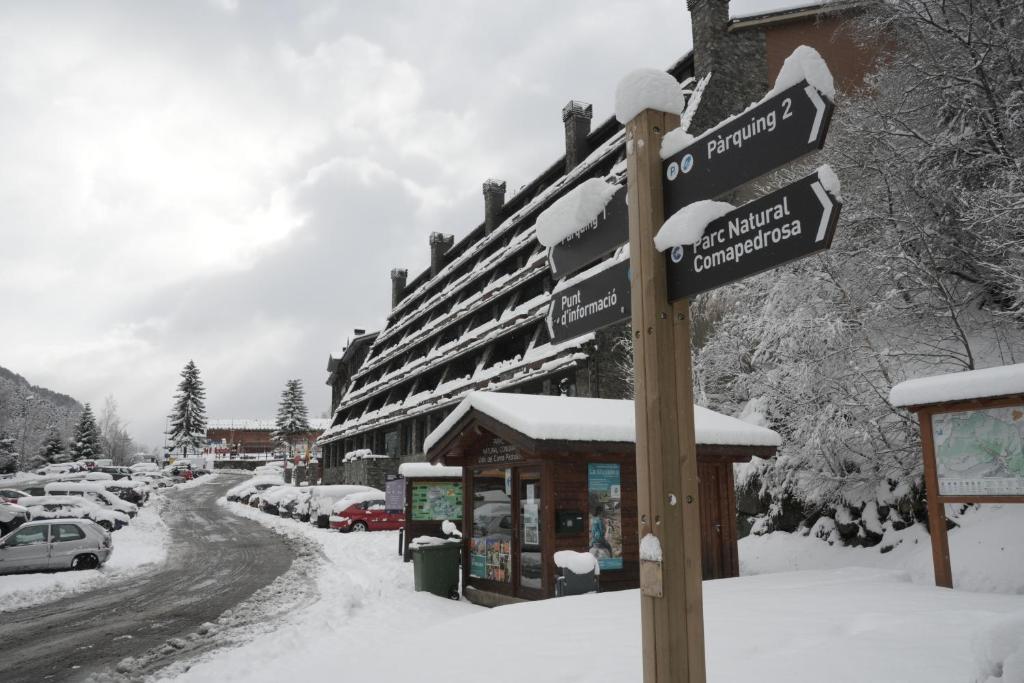 阿林萨尔Yomo Patagonia的建筑物旁边的雪地里的一个街道标志