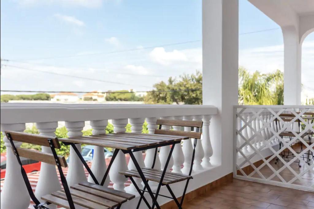 法鲁BLife Aerya private rooms的阳台设有木凳,享有海景。
