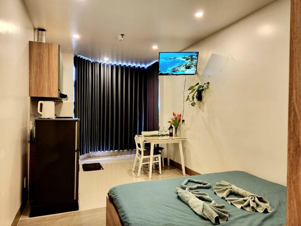 富国Mi Amor Luxury Island Apartment - 3 minutes to the beach的配有床和桌子的房间以及厨房