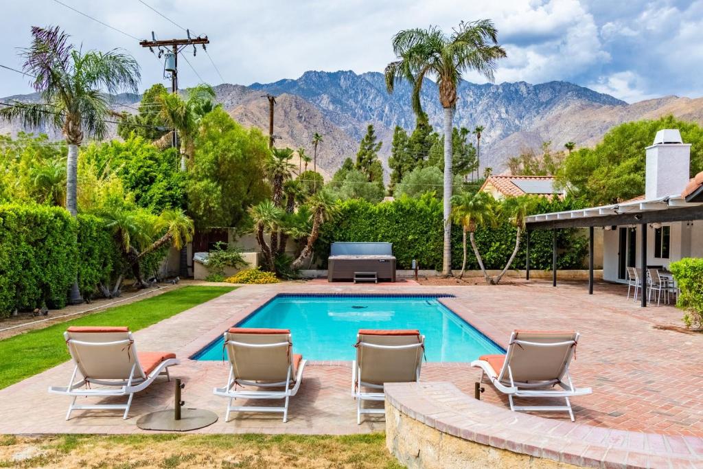 棕榈泉Catalina by AvantStay Fully Remodeled Palm Springs Haven Pool Permit3432的一座房子旁的游泳池,配有躺椅