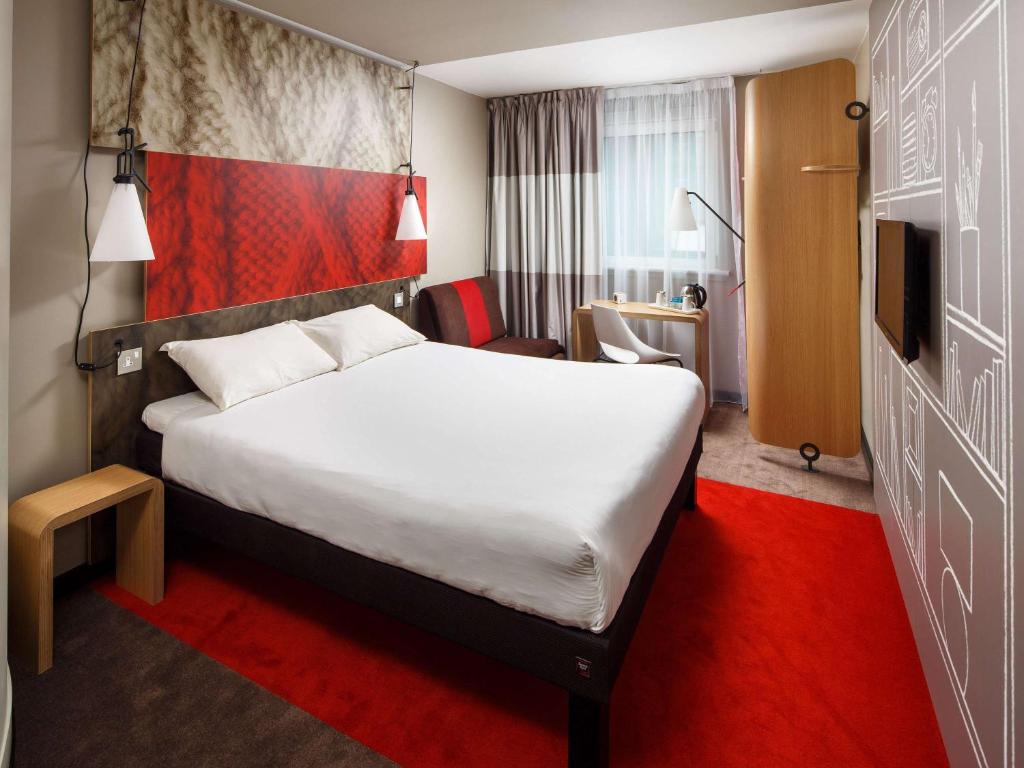 格拉斯哥宜必思格拉斯哥市中心萨切霍街酒店的酒店客房配有一张大床和红地毯。