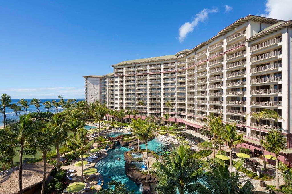 拉海纳Hyatt Vacation Club at Ka'anapali Beach的享有带游泳池的度假村的空中景致