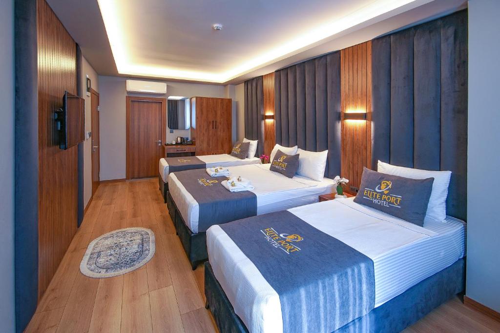 ArnavutköyElite Port Hotel的酒店客房设有两张床和电视。
